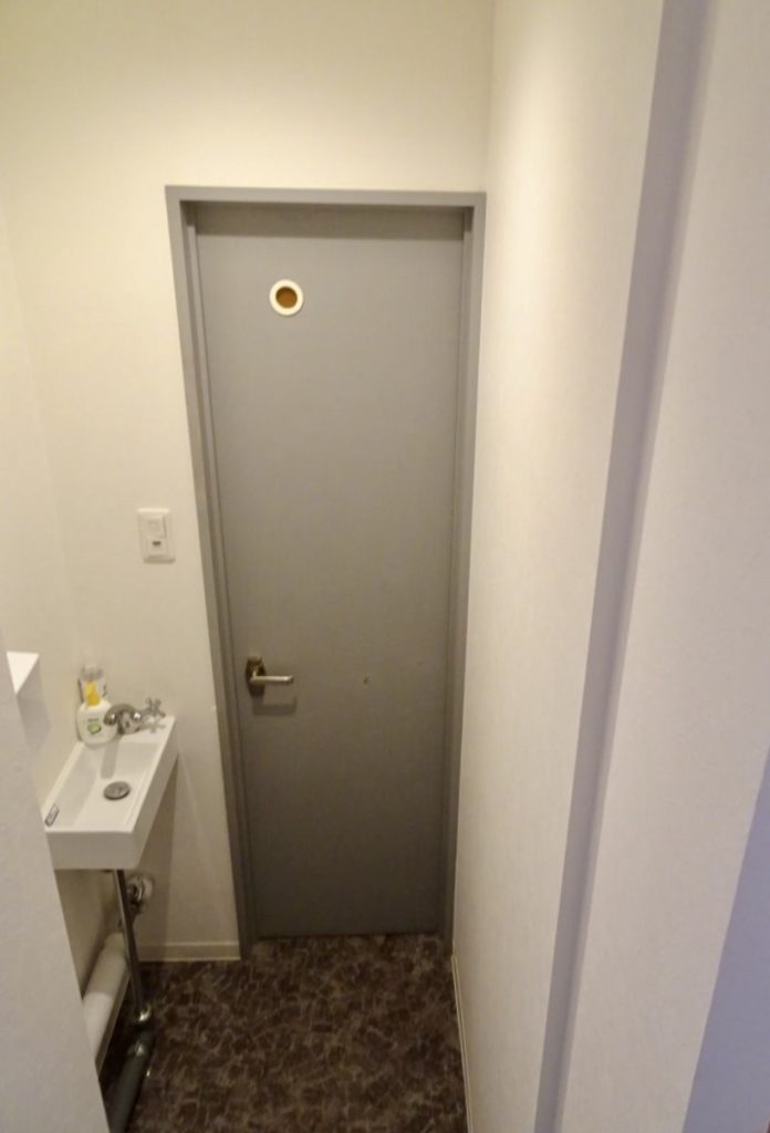 美容室の施工前のトイレ扉